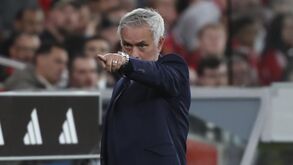 Mourinho no banco na Luz