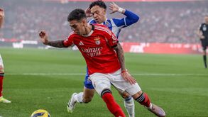 Barrenechea disputa bola com Pepê