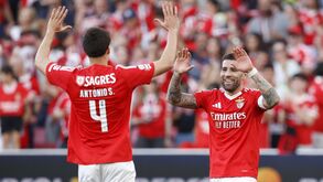 António Silva cumprimenta Otamendi