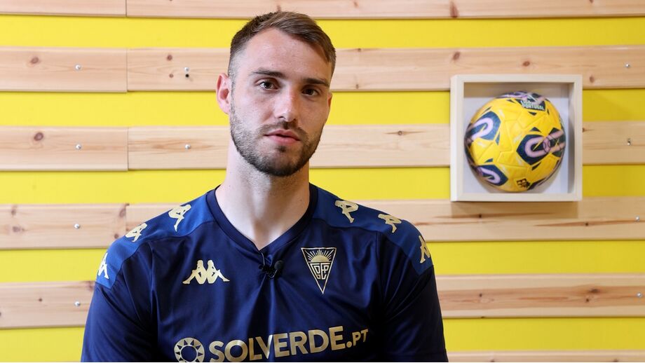 Defesa-central do Estoril em entrevista a Record 