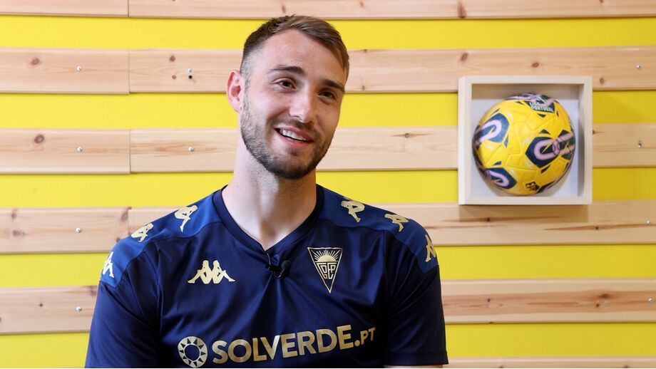 Defesa-central do Estoril em entrevista a Record