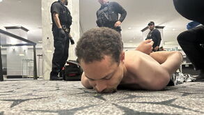 Suspeito do tiroteio algemado