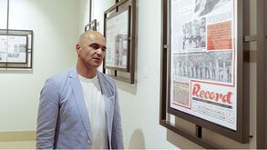 Roberto Martínez observa capa do jornal Record