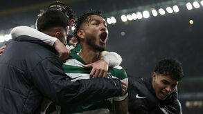 Jogadores do Sporting celebram vitória em jogo