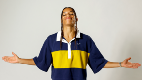 Jéssica Silva sorri com uma camisola da Nike, transmitindo uma sensação de calma