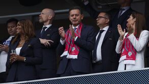 Luís Montenegro a assistir ao Portugal-Uzbequistão