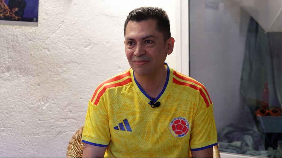 Carlos Roa é o diretor do grupo 'Folclor Colombia'