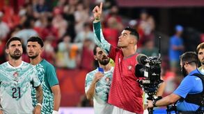 Cristiano Ronaldo a olhar para o céu