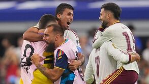 Jogadores de Espanha celebram vitória frente a França