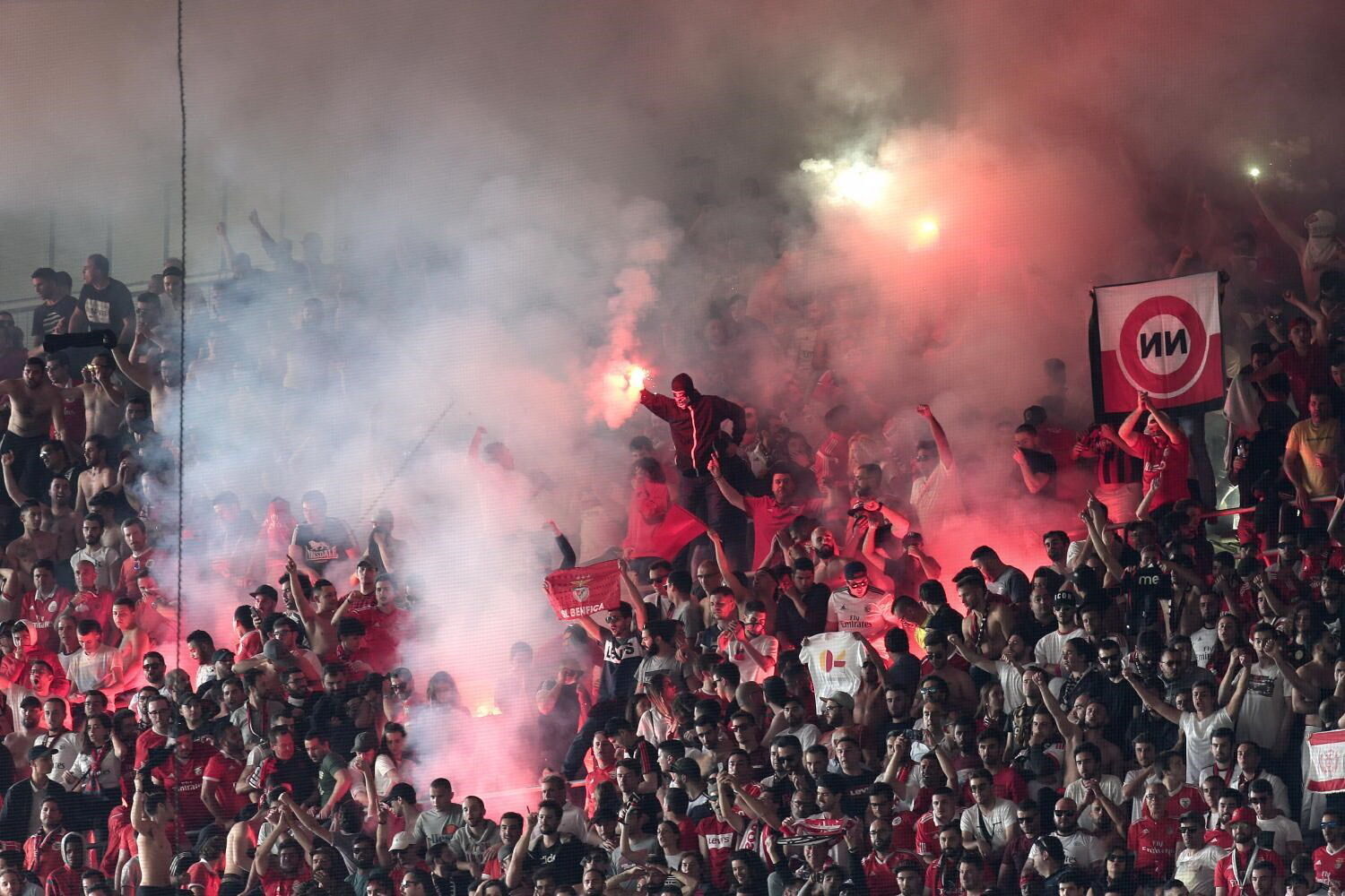 Prisão preventiva para os 10 'No Name Boys' detidos por agressões antes de jogo de futsal entre Sporting e Benfica