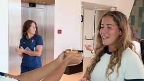 Seleção feminina sub-20 canta os parabéns a Carolina Santiago no início dos trabalhos para o Mundial