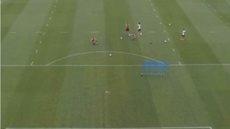 Médio do Benfica publicou um vídeo nas redes sociais a rematar ao lado do defesa português