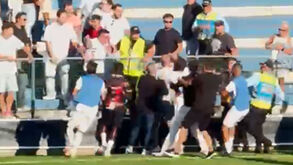 Jogadores do Leixões em confrontos junto da bancada após derrota com o Vianense