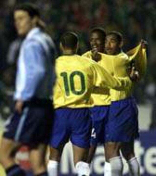 Brasil bate Argentina (3-1) e espanta a crise