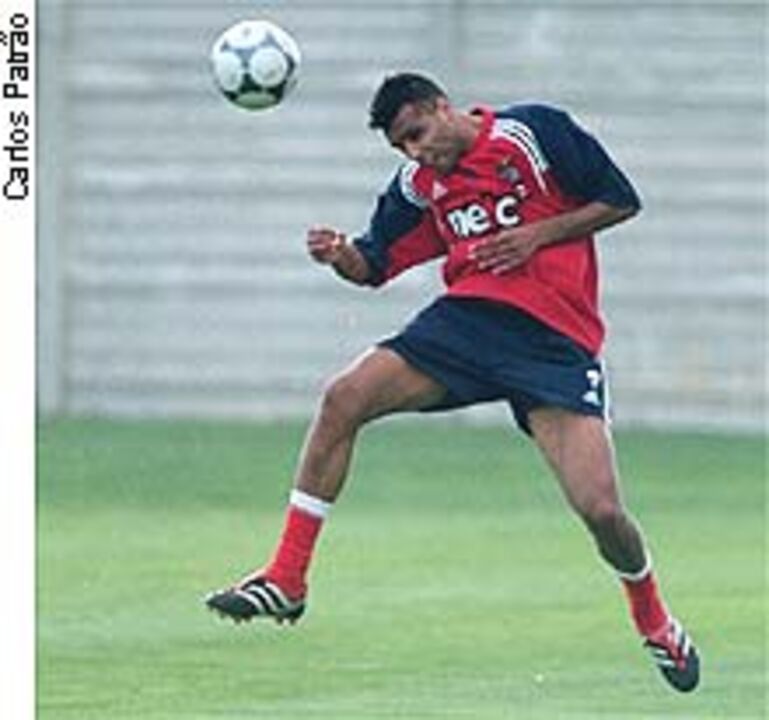 Entrevista de Pierre van Hooijdonk dá lugar a multa