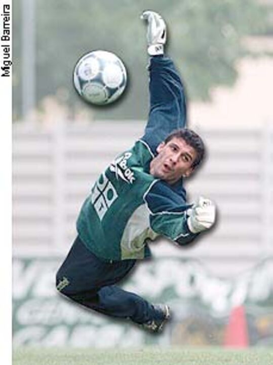 Nélson renova contrato