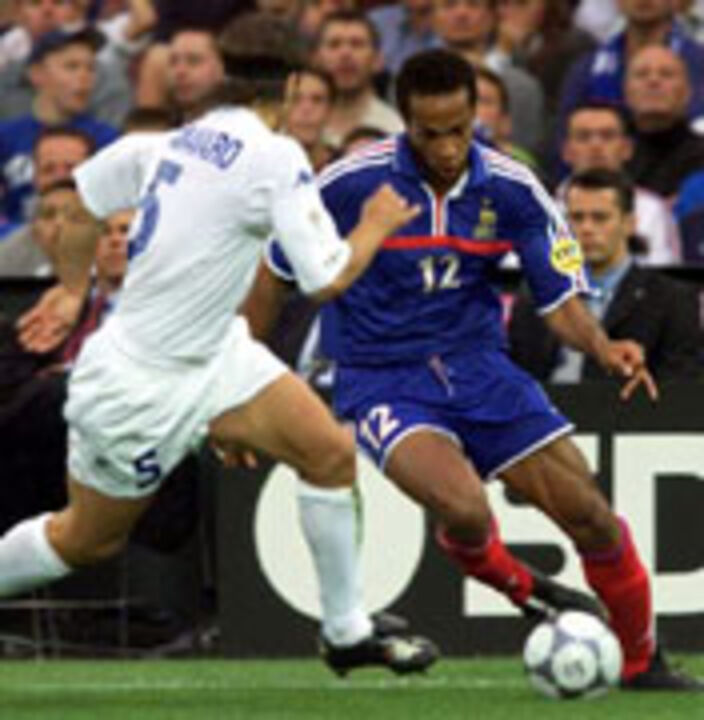 França frente a Itália: Henry a puxar pelo banco