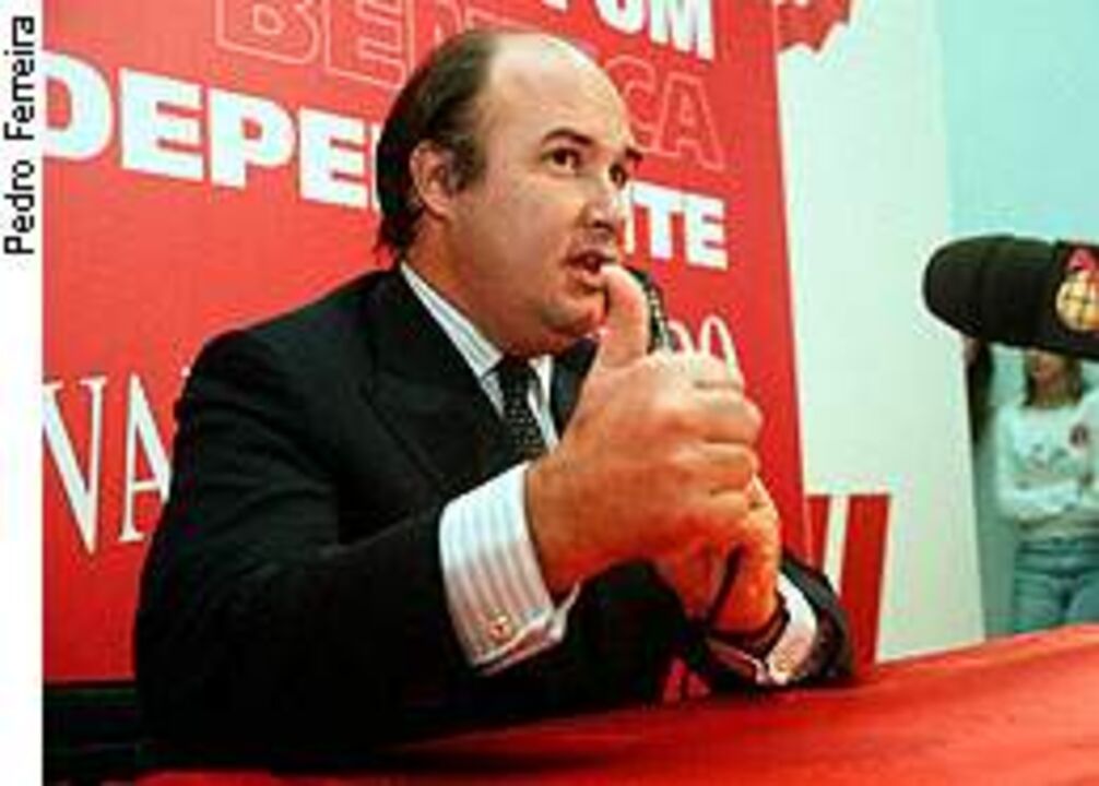 Vale e Azevedo lidera corrida à presidência encarnada