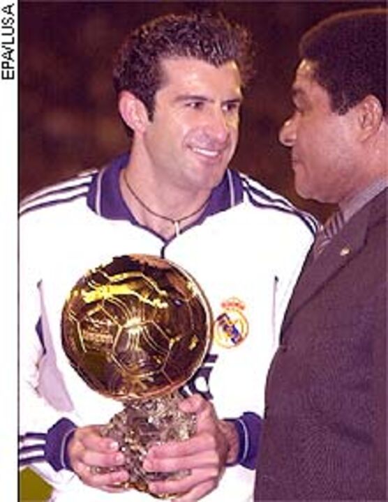 Luís Figo marca com Bola de Ouro