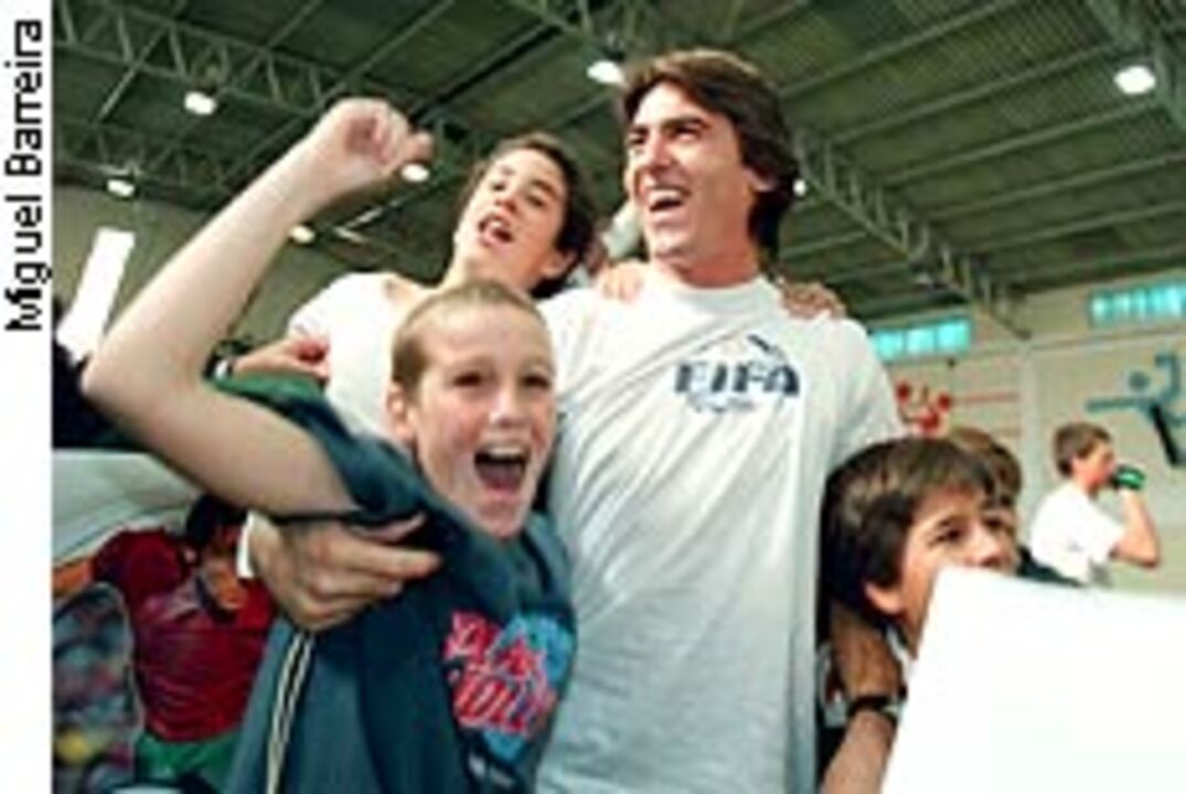 Sá Pinto é imagem de garra do videojogo «FIFA 2001»