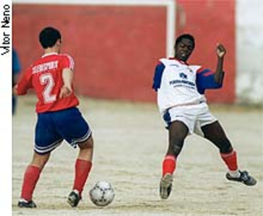 Jamba joga futebol no Ponte Frielas mesmo sem um braço