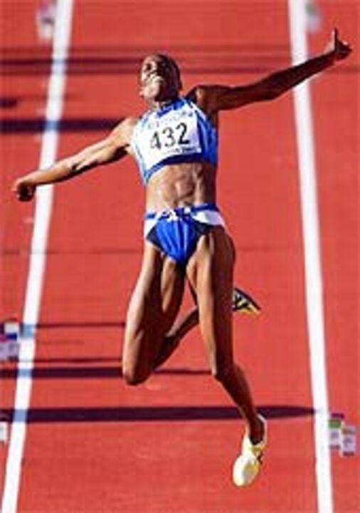 Mundiais: Fiona May ganha ouro no salto em comprimento