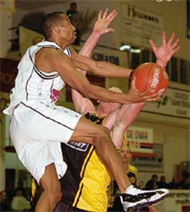 Jimmy Oliver decisivo impede êxito da Ovarense