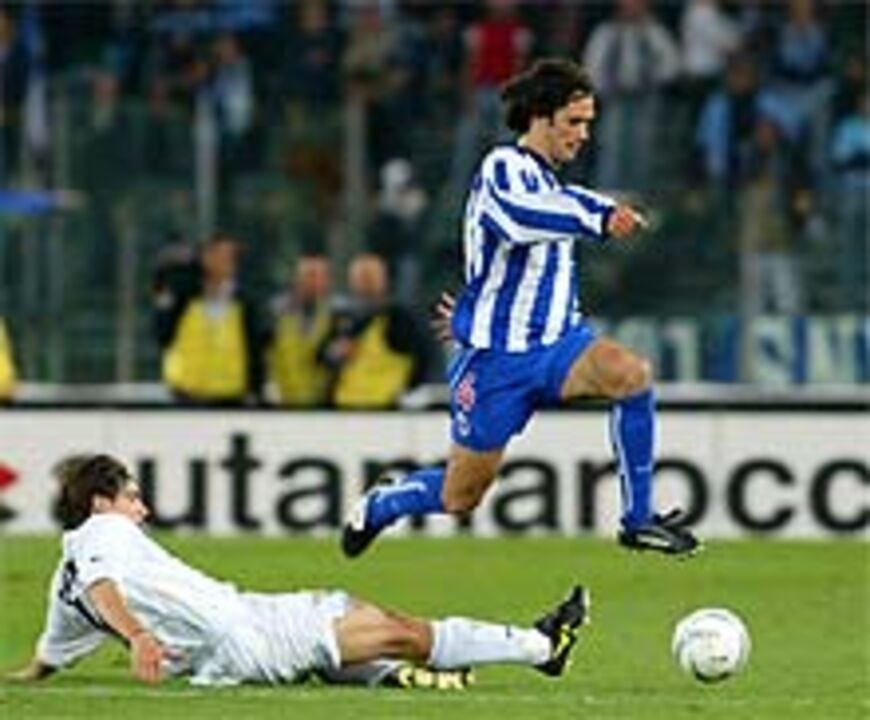 FC Porto frente à Lazio: Muita bola entre Baía e Derlei