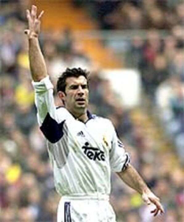 Figo eleito melhor jogador português no estrangeiro