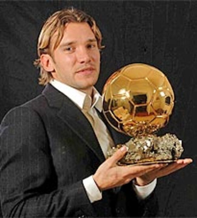 Shevchenko recebe Bola de Ouro 2004