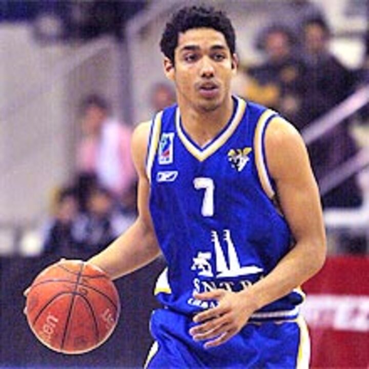 Armando "estilhaça" segurança israelita