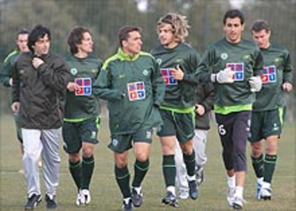 Miguel Veloso treina-se para tapar falhas centrais