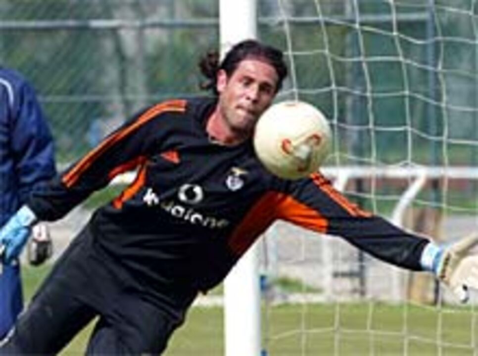 Benfica pondera renovar com Bossio