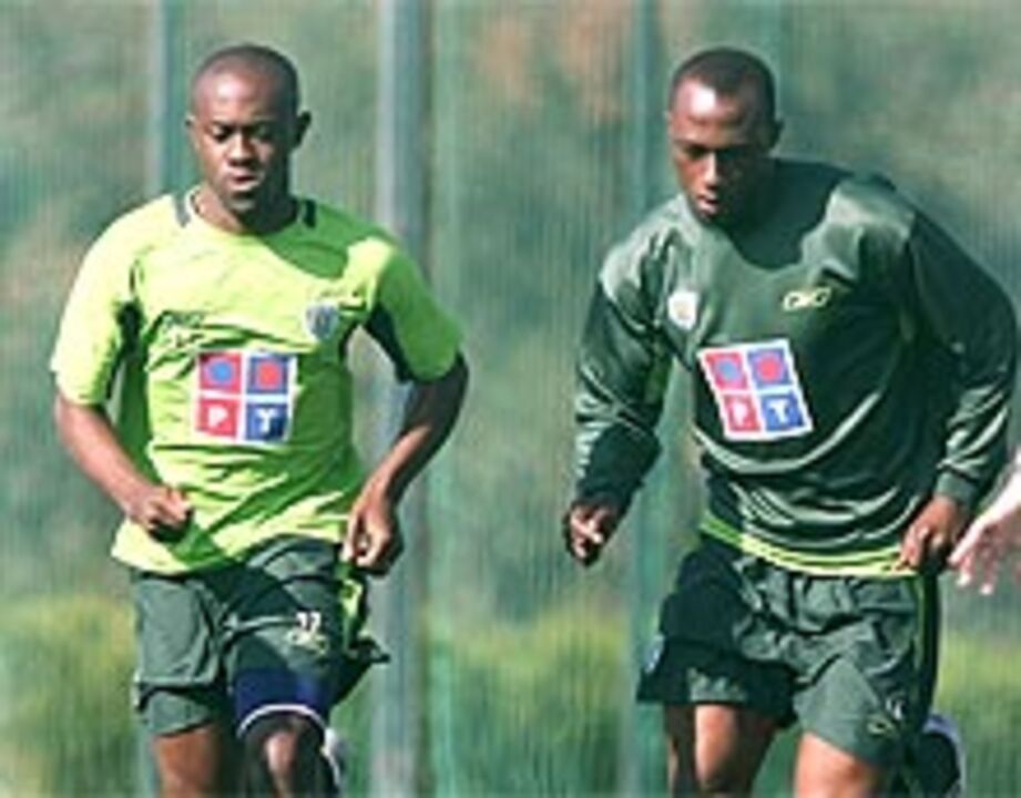 Peseiro equaciona jogar com três centrais