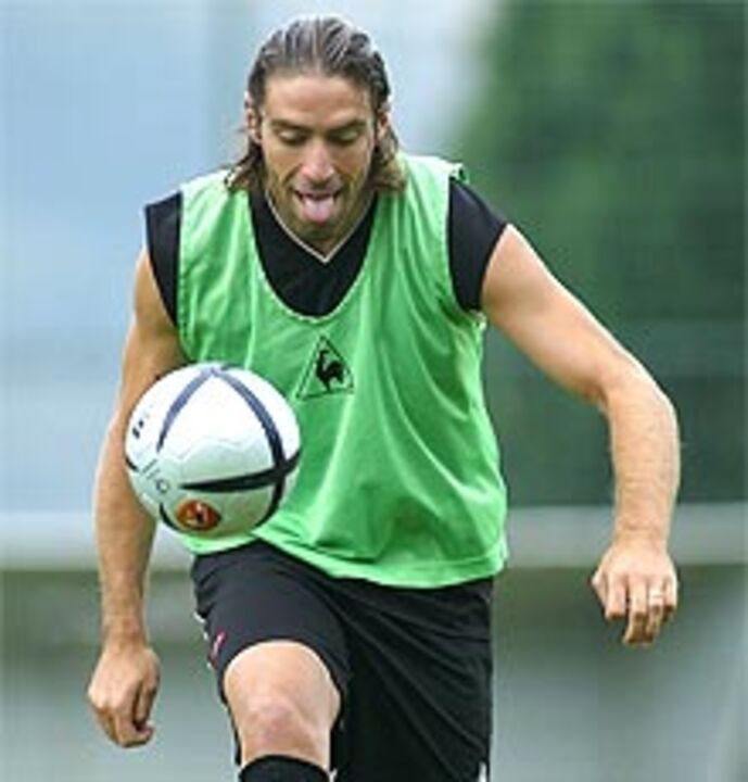 Avançado Romeu reforça ataque