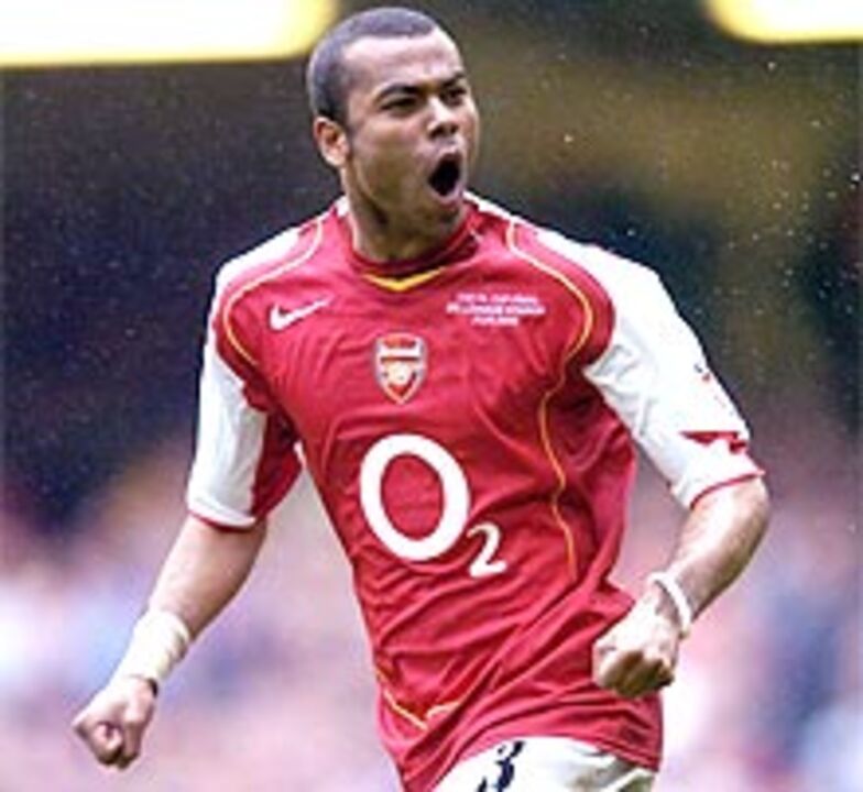 Ashley Cole ameaça abandonar Arsenal