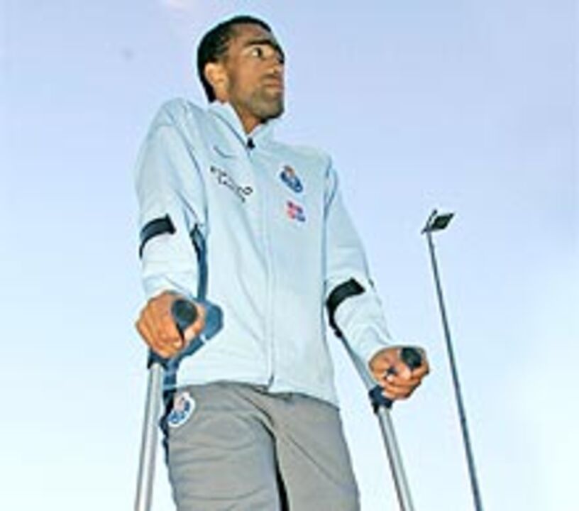 Bosingwa deixa estágio por lesão