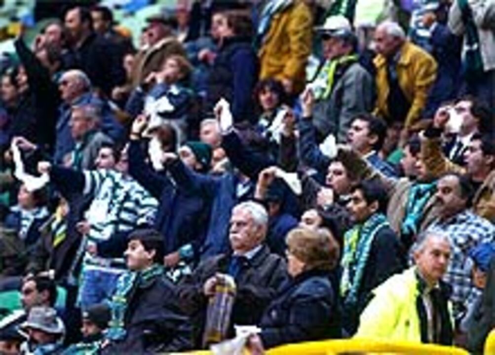 Lenços brancos no adeus à UEFA