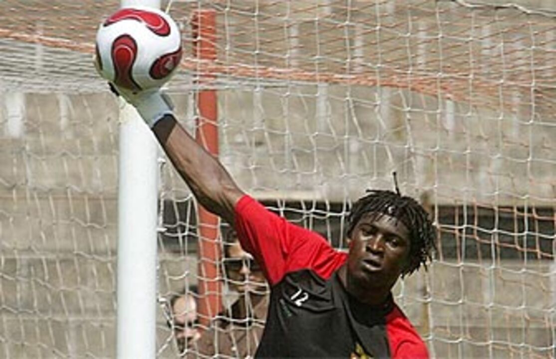 Didier Ovono para a baliza