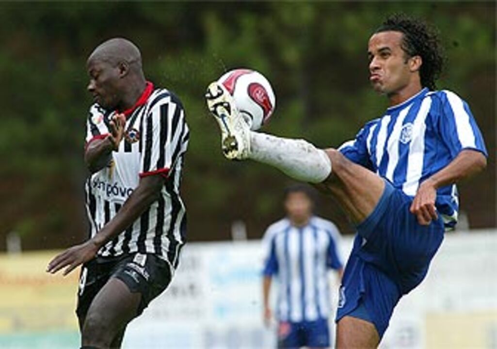 Vizela-Varzim, 0-1: Penalidade polémica garante liderança