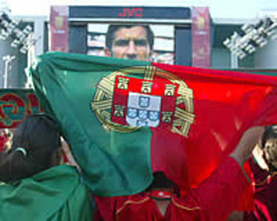 Bandeiras e buzinas à campeão