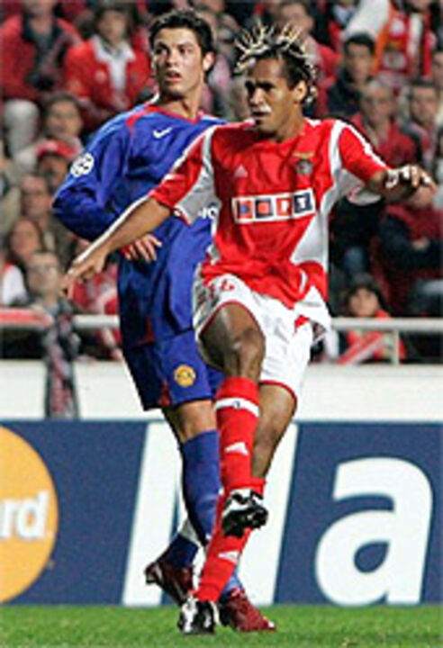 BENFICA-MANCHESTER UTD, 2-1 (Geovanni 16'', Beto 33''; Scholes 6'')