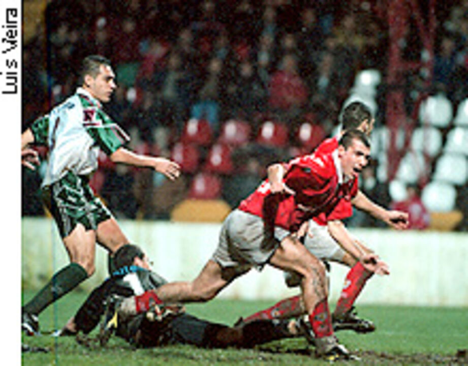 Salgueiros-E. Amadora, 1-0: Pontapés de Pedrosa acabaram por dar um Paquito de efeito