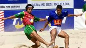 Mundialito: Futebol na areia anima veraneantes