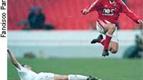 Benfica-Farense, 2-1: Um «penalty» à margem do sistema e um «anti-sistema» que compensa