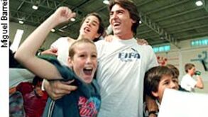 Sá Pinto é imagem de garra do videojogo «FIFA 2001»