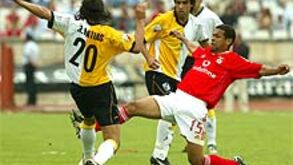 Benfica-V. Guimarães, 4-0: Toda a fé de Simão nas botas de Fehér