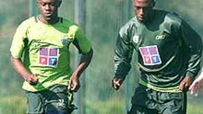 Peseiro equaciona jogar com três centrais