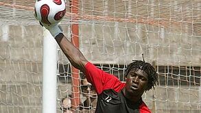Didier Ovono para a baliza