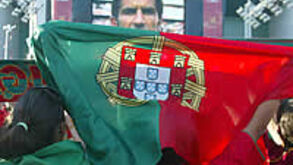 Bandeiras e buzinas à campeão